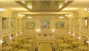 Un bărbat şi o femeie, oameni ai străzii, au fost ridicaţi de lângă ghenele de gunoi cu temperatura corporală scăzută fiind transportaţi la spital. Sala De NunÈ›i Pas In Doi NuntÄƒ TradiÈ›ionalÄƒ