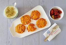 Mescolate con la menta e la cipolla a pezzetti. Frittelle Di Pomodoro Olive E Feta Al Forno