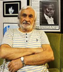 He is an actor and writer, known for girgiriye (1981), bizim sokak (1982) and lyckliga vi. Mujdat Gezen Sitem Etti Espri Yapiyorsun Safak Sokmeden Evine Polisler Geliyor Haberler