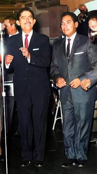 Julio 13, 1960 Una foto digna de coleccionistas # **CARACAS. EN EL INICIO  DE LA TERCERA REPÚBLICA BILLO PRESENTA A SU NUEVO BOLERISTA FELIPE PIRELA**  **Entonces el joven maracucho Felipe Pirela tenía