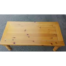 A round, low coffee table, expertly crafted from recyled elm for a vintage finish. Broyhill Fontana Coffee Table Aptdeco