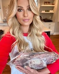 Colleen Hearn's Instagram, Twitter & Facebook