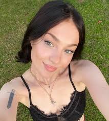 Amelie Hunter (@amelie_jhx) • Instagram photos and videos