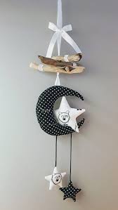 Jolie Suspension En Bois Flotte Et Tissus Tons Noirs Et Blancs Mobile Constitue Dune Lune Et Dune Etoile Entre Diy Recycled Toys Recycled Toys White Kids Room