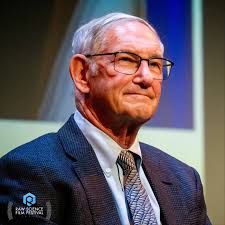 Decades of HIV research made the rapid development of the COVID-19 vaccines  possible 💉🦠 In our newest episode of DNA Today, host Kira Dineen sits  down in person with world-renowned virologist Dr.