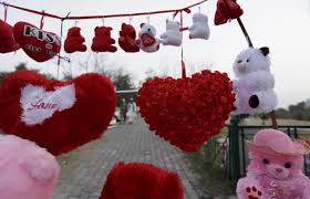 On valentine's day, say i love you to your husband with a unique gift from findgift. Valentine S Day 2016 Best Budget Gift Ideas For Him Her Ibtimes India