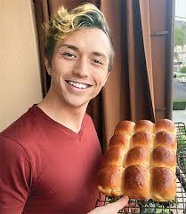 Alex Willis's Instagram, Twitter & Facebook