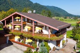 Suchen sie nach häuser zum kauf oder inserieren sie einfach und kostenlos ihre anzeigen. Haus Zum Verkauf Schlossstrasse 3 83324 Ruhpolding Traunstein Kreis Mapio Net