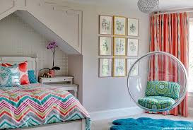 Desain kamar tidur anak perempuan ini terlihat cerah dengan warna putih sebagai warna utamanya yang diterapkan pada dinding dan tempat tidur sebagai focal point. 11 Desain Kamar Tidur Remaja Yang Kecil Tapi Fungsional