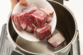 Fimela.com, jakarta tidak punya panci presto tapi ingin masak daging agar cepat empuk? Viral Cara Masak Daging Empuk Hingga Selembut Tahu Dalam Hitungan Menit Dijamin Irit Gas Dan Irit Waktu Semua Halaman Sajian Sedap