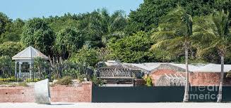 Unsere key west tour wird von einem echten deutschsprachigen reiseführer mit über 10 jahren florida erfahrung durchgeführt, der euch alles auf dem weg nach key west erklärt und auf alle eure fragen.mehr lesen. Beach Art And Key West Garden Club Key West Photograph By Ian Monk