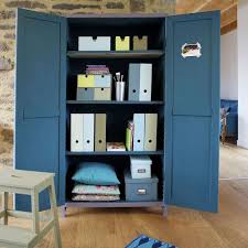Vous en avez assez de vos vieux meubles ? Relooking Meuble Repeindre Une Vieille Armoire En Couleur Cote Maison