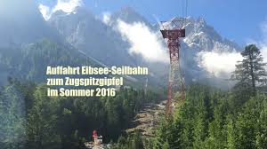 Apparently a rescue carrier broke loose due to a broken chain hoist and crashed into the 120 passenger tramway cabin below at high speed. Auffahrt Eibsee Seilbahn Zum Zugspitzgipfel Im Sommer 2016 Archiv Youtube