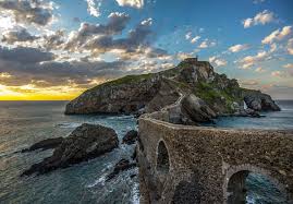 Un hermoso lugar que es visita obligada por sus vistas de la escalinata que une a la ermita de san juan con tierra firme. Mybestplace San Juan De Gaztelugatxe A Breathtaking Ocean Pathway