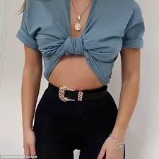 This is another one from the always clever and talented wobisobi. From A Scarf Knot To A Bandage Wrap Five Simple Ways To Style A Baggy T Shirt Daily Mail Online