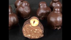 Sono dei bocconcini di cioccolato al latte farciti con nocciole tritate, sono un esplosione di gusto preparate dose. Baci Perugina Fatti In Casa Ricetta Facile By Al Ta Cucina Youtube