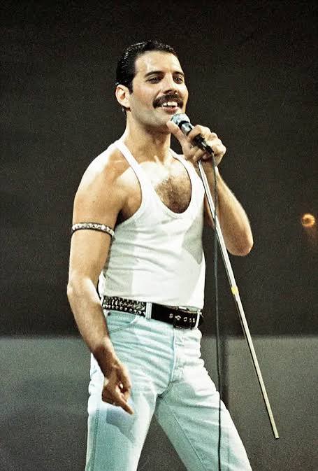 Dolly Parton channels Freddie Mercury with incredible cover of Queen's 'We Are The... - Smooth
