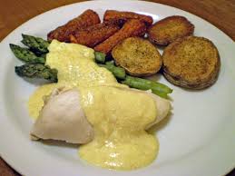 Vous pouvez vous faire plaisir avec des sauces savoureuses et légères ce qui vous permettra de conserver votre forme et votre santé! Blancs De Poulet Et Sauce Hollandaise Rapide La Gourmande Modeste