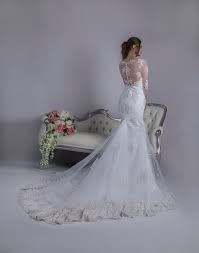 Découvrez notre sélection de robes de mariée coupe sirène. Robe De Mariee Sirene Tres Luxueuse Avec Dos Travaille Et Originale A Paris