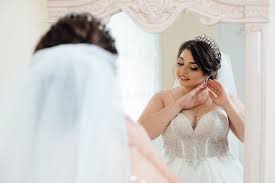 Voir plus d'idées sur le thème coiffure mariage, coiffure utilisée depuis l'antiquité pour orner la coiffure de la mariée, la couronne de fleurs donne une allure champêtre, bohème et romantique, voici 30 idées. Quelle Coiffure De Mariage Adopter Quand On A Le Visage Rond
