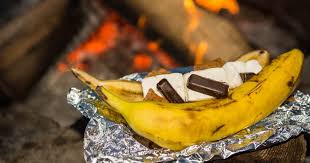 Recette De Banane Surprise Sur Le Bbq Zeste Recipe Campfire Dessert Recipes Camping Dessert Recipes Campfire Desserts