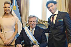 Hisoparon a alberto fernández, dio negativo y quedó aislado después de confirmar que gustavo beliz tiene coronavirus. La Familia Atipica De Alberto Fernandez La Tercera