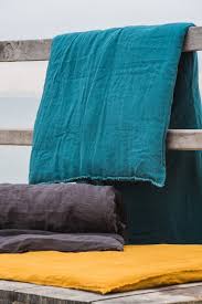 Spécialiste du linge de lit depuis plus de 35 ans, carré blanc fait appel à son équipe de style en interne pour vous proposer des collections toujours plus tendances et modernes. Edredon Harmony Bout De Lit Edredon Lin Lave Viti 85x200 Cm Home Beddings And Curtains