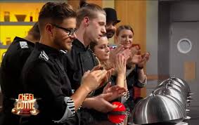 Sefi/chefi la cuțite este un cooking show românesc, care a fost difuzat prima dată pe 7 martie 2016, de către canalul de televiziune antena 1. Semifinala Chefi La CuÈ›ite Sezonul 8 Cine Sunt Cei 9 ConcurenÈ›i Care Se LuptÄƒ Pentru Marele Premiu Buna Ziua Iasi Bzi Ro