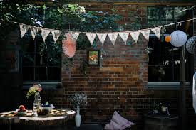 Heirat in den berliner tropen: Hochzeitsfotos Von Dekoriertem Garten Der Hochzeitslocation Urbane Hochzeit Berlin Friedrichshain Hochzeitsfotograf C Www Hochzeitslicht De Hochzeitsfotograf Berlin