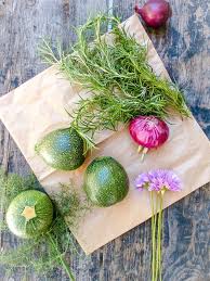 Courgette Farcie Aux Petits Legumes Et Feta Vegan En 2020 Courgettes Farcies Courgette Quiche Courgette