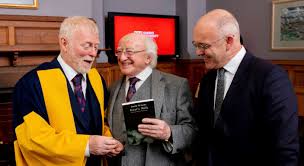 Frank of ireland est une série tv de brian gleeson et domhnall gleeson avec brian gleeson (frank marron), domhnall gleeson (doofus). Frank Ormsby Ireland Professor Of Poetry Qub