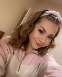 Hi everyone, I'm a single woman looking for a genuine romantic  relationship. My friends say I'm the "atmosphere maker"—whether it's a  dinner party or a trip, I never let the conversation die