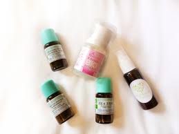 小编旅行必备品不管是几星级酒店 一想到网上很多对酒店卫生的曝光 自然心里就会感觉不那么踏实 为了让自己安心 每次入住时小编都会用随身带的精油对卫生间里的马桶 面盆 进行一次消毒杀菌工作 1 在纸巾上滴数滴茶树精油和薰衣草精油 tea tree tea