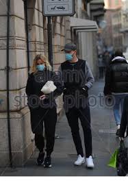 Player of @acmilan ⚫️ and captain of denmark, @herrelandsholdet twitter: Mailand Simon Kjaer Zu Frau Elina Im Zentrum Simon Kjaer Verteidiger Von Mailand Und Kapitan Der Nationalmannschaft Von Danemark Geht Mit Seiner Frau Elina Gollert Durch Die Strassen Des Zentrums Stockfotografie