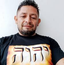 LA NIÑA ROSITA SANTOS, UN LEGADO QUE TRASCIENDE GENERACIONES! A sus 13 años  inicio en el arte de la Flor de Papel Encerada, y hoy, 81 años después  sigue creando arreglos florales