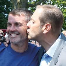 Hundreds welcome Strange home