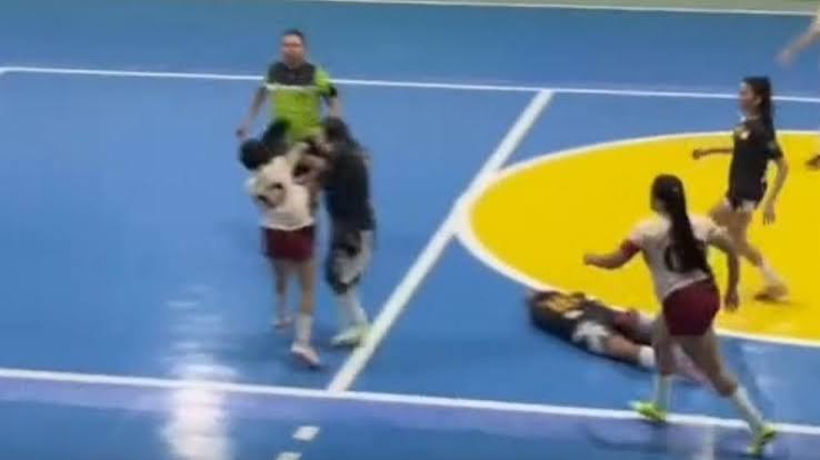 Jogadora &eacute; suspensa ap&oacute;s chutar cabe&ccedil;a de advers&aacute;ria durante partida | G1