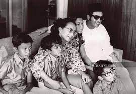 Viimeisimmät twiitit käyttäjältä dr mahathir mohamad (@chedetofficial). Happy Sweet 93 Dr Siti Hasmah
