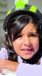 Diana y Roma Juegan a la Escuela y Comen Comida No Saludable