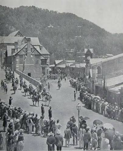Vintage picture of Shimla Mall Road from 1900.. Anybody knows what was happening that time ❓ •••••••••••••••••••••••••••••••••••••••••••• Thanks for visiting our page ☺ Follow @kasauli.info •••••••••••••••••••••••••••••••••••••••••••• #travel ...