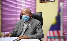 #pahang #sop #pkpp #kes positif #jangkitan #penularan #bahari che awang ngah #pengarah kesihatan negeri polis kenal pasti identiti dua daripada tiga individu lari dari kawasan pkpd dengan identiti yang diperoleh itu, polis yakin semua suspek dapat dikesan secepat mungkin. Bernama Purata 80 100 Kes Sehari Di Kuantan Banding Kurang 10 Kes Mac Lalu