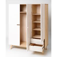 Für unsere kleiderschränke aus holz und unsere regale können sie zusätzliche einlegeböden aus massivholz erwerben und damit ihre ordnungswünsche noch besser verwirklichen. Massiver Kleiderschrank Aus Holz Von Radis