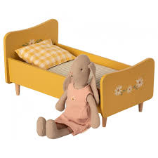 Betten, hängematten und nester für meerschweinchen. Maileg Bett Aus Holz In Gelb Mit Blumen