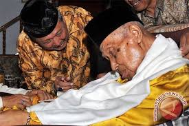 Abah anom suryalaya (mursyid ke 37 tqn suryalaya). Abah Anom Meninggal Dunia Karena Sakit Jantung Antara News