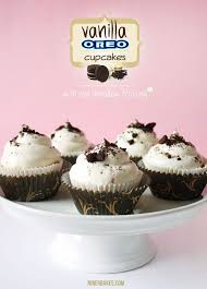 Yummiest Vanilla Oreo Surprise Cupcakes With Marshmallow Frosting Niner Bakes Cupcakes Cupcake Rezepte Marshmallow Glasur