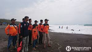 Pantai lembupurwo biasa di sebut pantai laguna, berada di desa lembupurwo, kecamatan mirit, kebumen timur. Tim Sar Hentikan Pencarian Dua Pelajar Tenggelam Di Pantai Laguna Ini Alasannya Kebumen Update