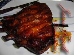 Disponer el costillar con el adobo en una fuente para horno y cocinar a fuego medio (180°c) durante 1 hora aproximadamente, en el proceso de horneado voltear el costillar para que se dore totalmente. Costillar De Cerdo Al Horno Receta