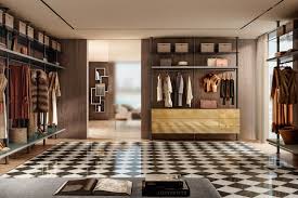 Tutto può rimanere a vista anche dal locale accanto se si scelgono porte scorrevoli in vetro che consentono di creare una soluzione non soltanto funzionale ma anche d. Cabina Armadio Vista Lago Design