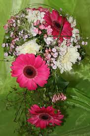 Orangefarbener hochzeitsstrauß gerbera mit ringen an der holzbank hintergrund. Brautstrauss Leicht Abfliessend Mit Pinken Gerbera Und Rosa Bouvardien Und Verschiedenen WeissÃ¿en Blumen