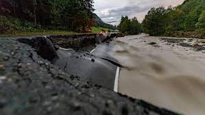 Neben der schweiz wird der alpenstaat österreich in der zukunft laut den derzeitigen prognosen immer häufiger von unwettern heimgesucht werden. Chaos Nach Unwetter In Osterreich 250 Menschen Bei Salzburg Eingeschlossen